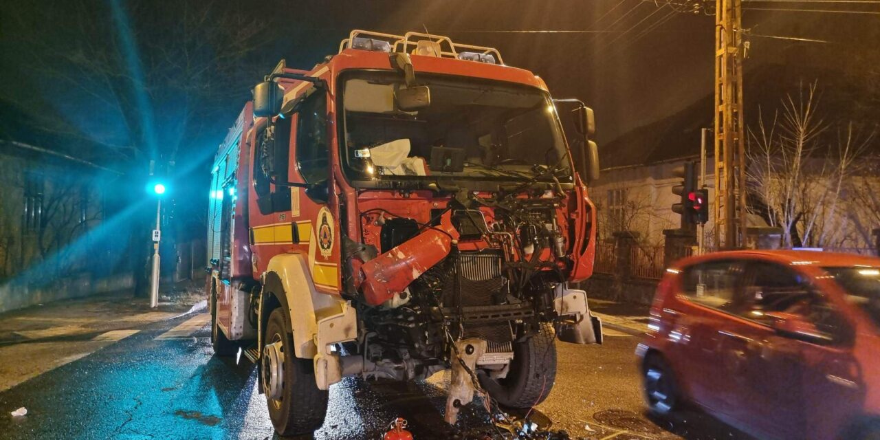 Szirénázó tűzoltóautóval ütközött a BKK járata a 17. kerületben
