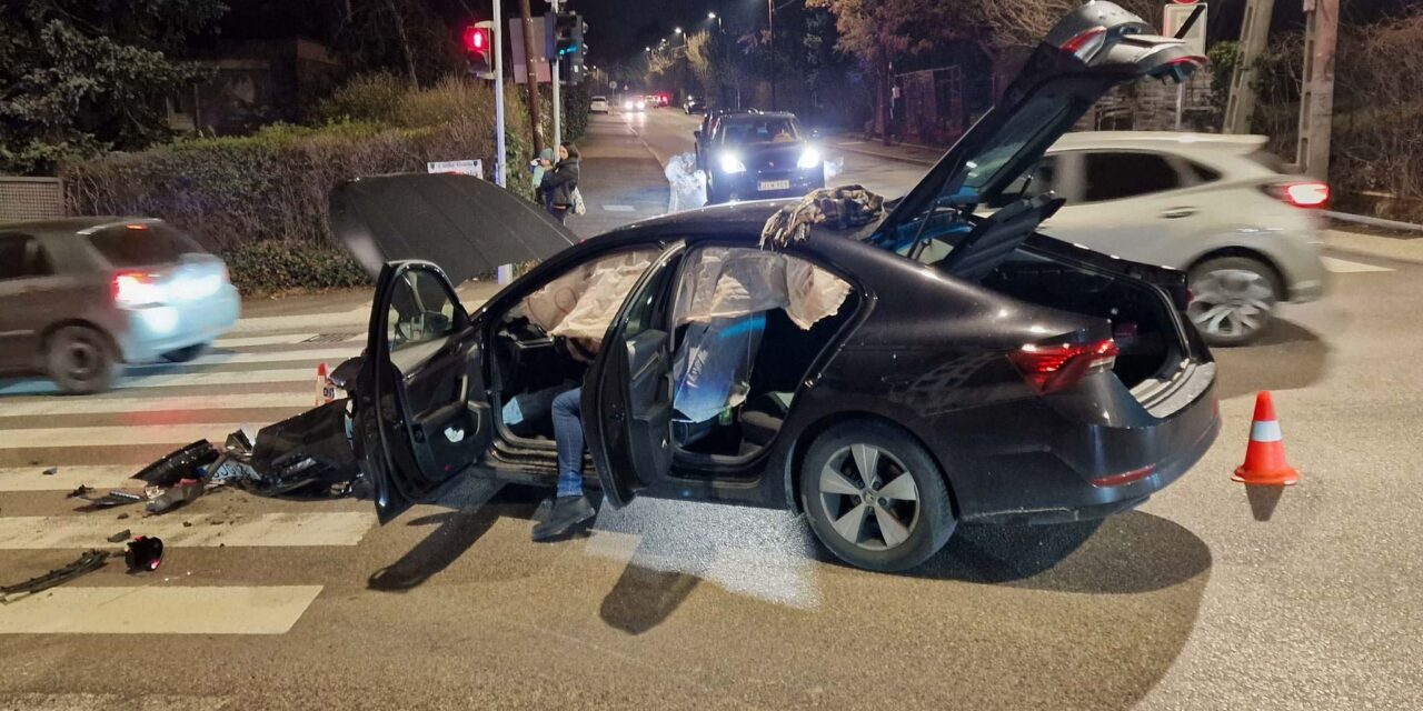 Csúnya ütközés a 2. kerületben: kirobbantak a légzsákok, kitört az Opel bal első futóműve