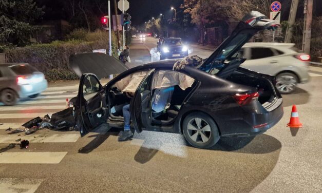 Csúnya ütközés a 2. kerületben: kirobbantak a légzsákok, kitört az Opel bal első futóműve