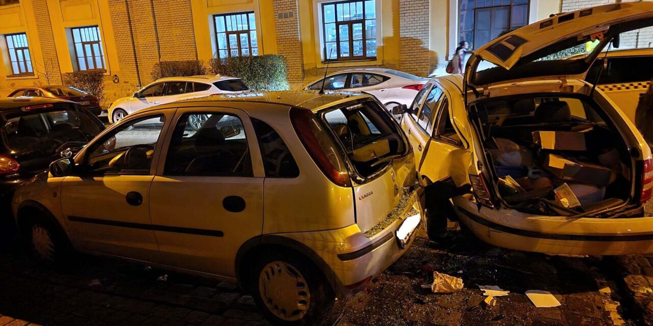 Balesetet okozott a fáradtság – két Skoda ütközött a 7. kerületben, négy parkoló autó is összetört