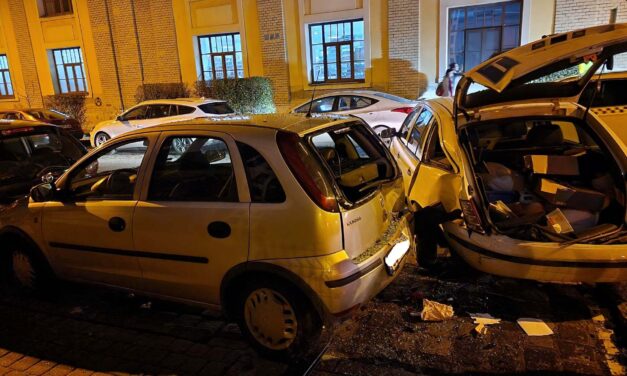 Balesetet okozott a fáradtság – két Skoda ütközött a 7. kerületben, négy parkoló autó is összetört