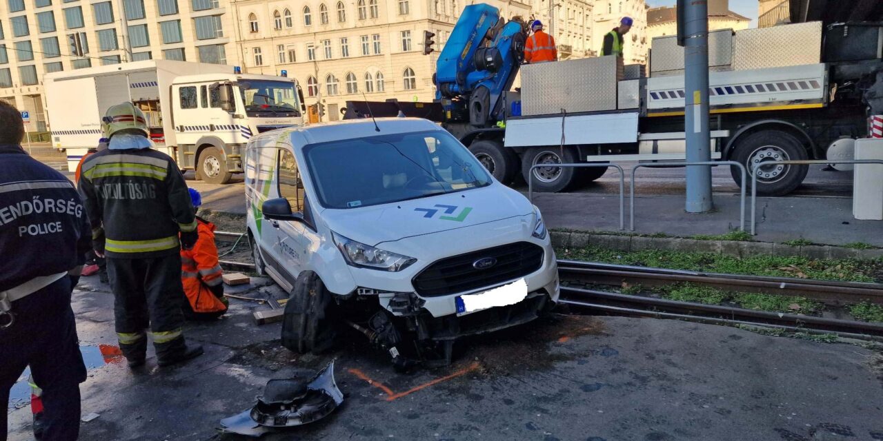 Pattogott, majd csattant a furgon – a villamossíneken állt meg a középkorú hölgy, miután elvétette a kanyarodást a Petőfi híd lehajtóján