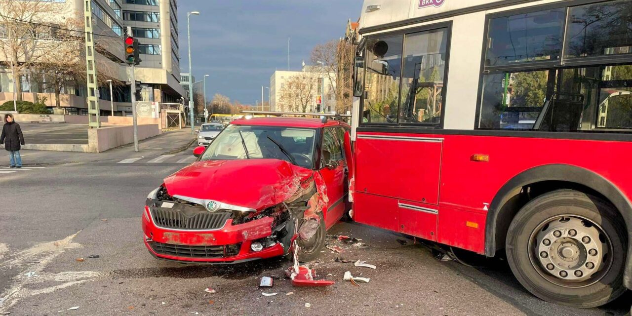 Balul sikerült kanyarodás: belerohant a Skoda a 74-es troli elejébe az Ajtósi Dürer fasoron
