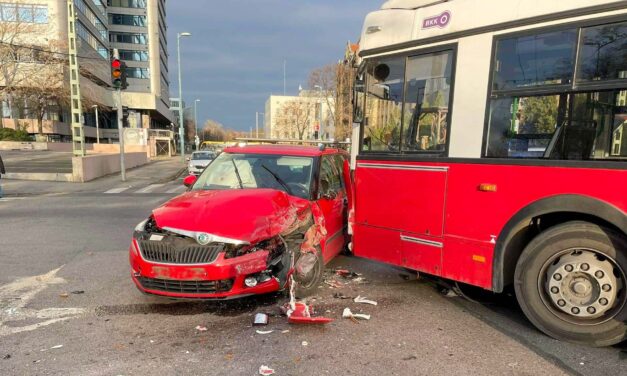 Balul sikerült kanyarodás: belerohant a Skoda a 74-es troli elejébe az Ajtósi Dürer fasoron