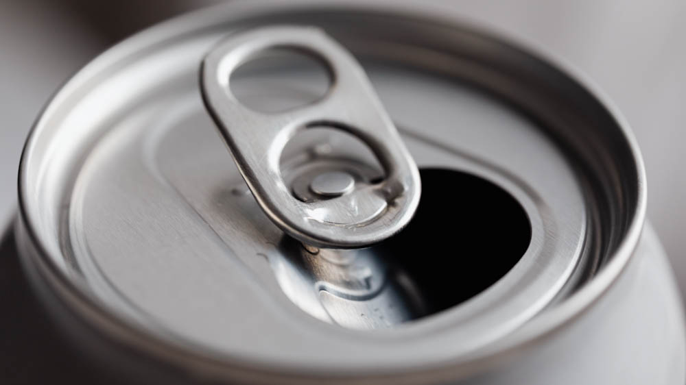 Betiltották a energiaitalok árusítását a 18 éven aluliak számára, súlyos büntetést kaphat az a kereskedő, aki kiszolgálja a kiskorúakat