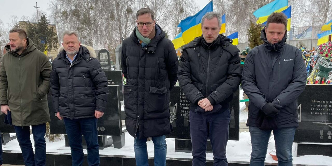 „Ha valaki nem tudná megkülönböztetni az áldozatot és a tetteseket, annak javaslom, hogy jöjjön el Bucsába” – Karácsony Gergely az orosz háborús bűnök helyszínén járt   