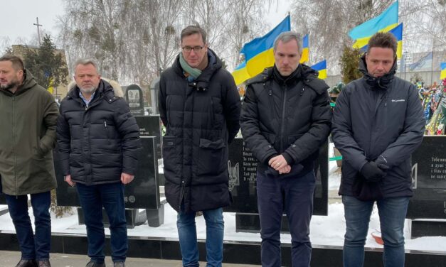 „Ha valaki nem tudná megkülönböztetni az áldozatot és a tetteseket, annak javaslom, hogy jöjjön el Bucsába” – Karácsony Gergely az orosz háborús bűnök helyszínén járt   
