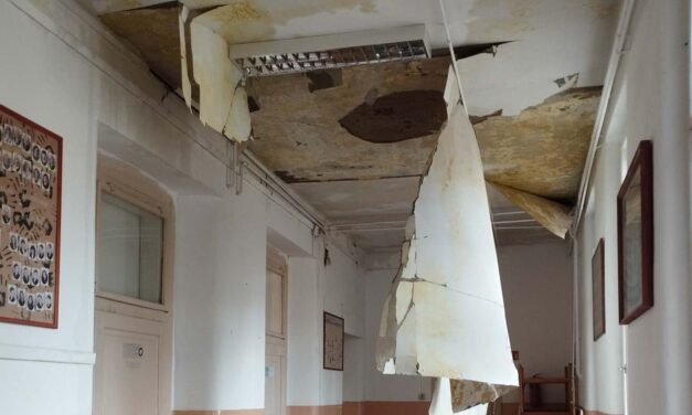 Leszakadt a plafon egy pesti szakgimnáziumban, a padokra is hullottak törmelékek