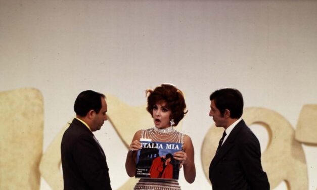 „Rettenetesen félt és ideges volt, hogy énekelnie kell” – Vitray Tamás a mai napig jól emlékszik Gina Lollobrigida 1972-es szilveszteri műsorára. A közös tánc sem maradt el