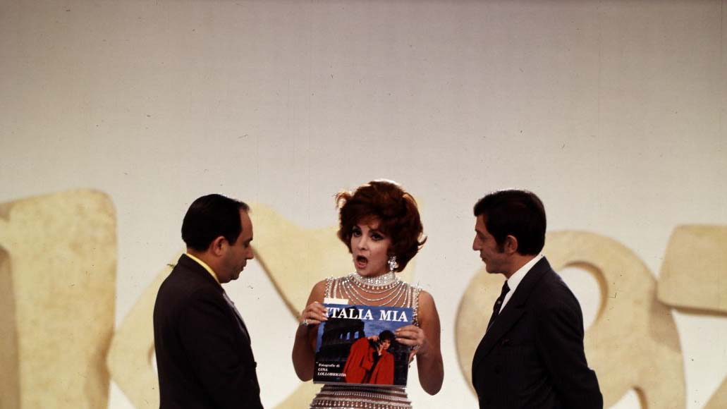 „Rettenetesen félt és ideges volt, hogy énekelnie kell” – Vitray Tamás a mai napig jól emlékszik Gina Lollobrigida 1972-es szilveszteri műsorára. A közös tánc sem maradt el