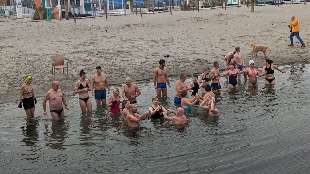 Jeges fürdőzéssel indult az új év Budakalászon