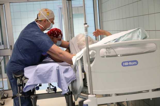 „Nagy bajban vagyunk, egyetlen műtőssegédünk tegnap beadta felmondását” – február 1-től elmaradnak az egynapos műtétek az érdi szakrendelőben