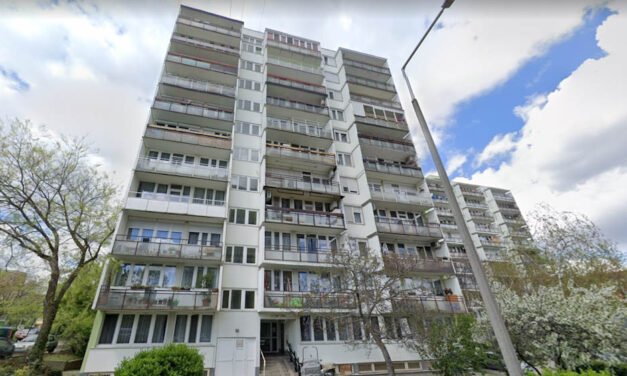 Egy szál nadrágban, mezítláb vetette ki magát a tizedik emeletről egy 17 éves fiú Rákosmente központjában