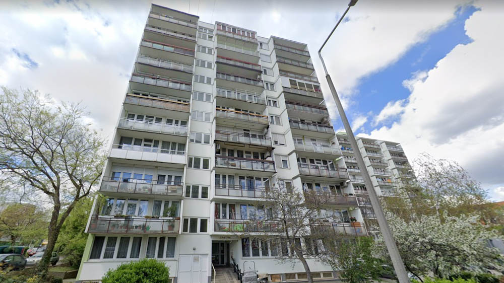 Egy szál nadrágban, mezítláb vetette ki magát a tizedik emeletről egy 17 éves fiú Rákosmente központjában