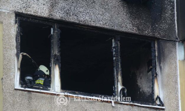 Óriási paneltűz Budapesten – 40 embernek kellett elhagynia a házat. Kigyulladt egy lakás a 10. kerületben, teljes terjedelmében égett egy második emeleti otthon