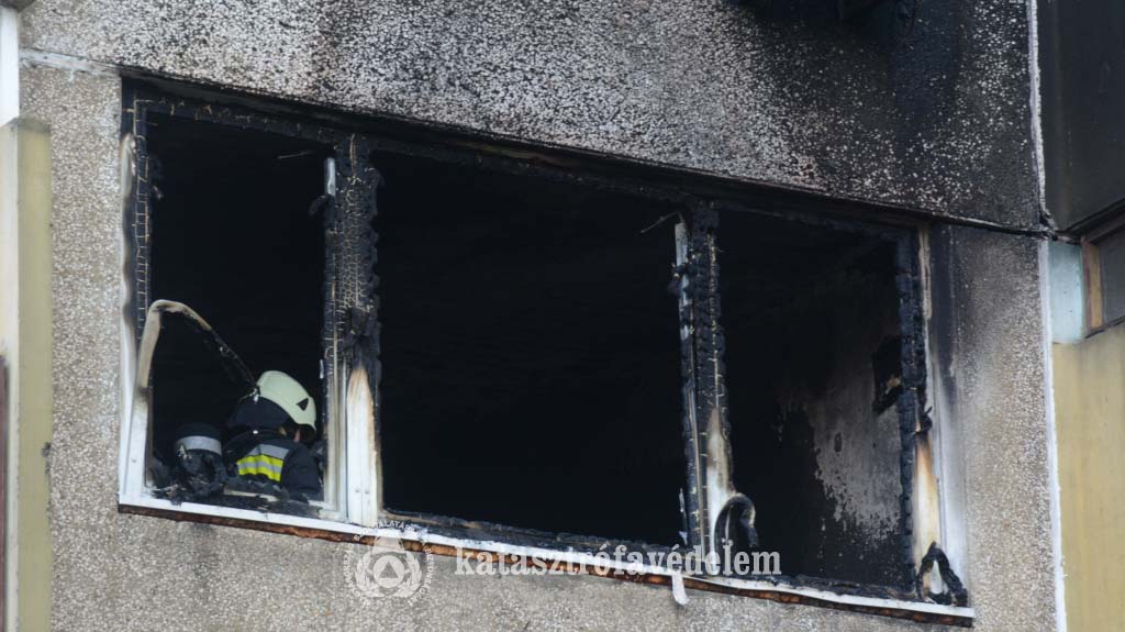 Óriási paneltűz Budapesten – 40 embernek kellett elhagynia a házat. Kigyulladt egy lakás a 10. kerületben, teljes terjedelmében égett egy második emeleti otthon
