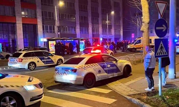 „Megrendülve állunk a történtek előtt” – rendőrautókra tett gyászszalaggal emlékeznek a 11. kerületben megölt társukra a rendőrök, Baumann Péter 29 évesen halt meg az éjszaka