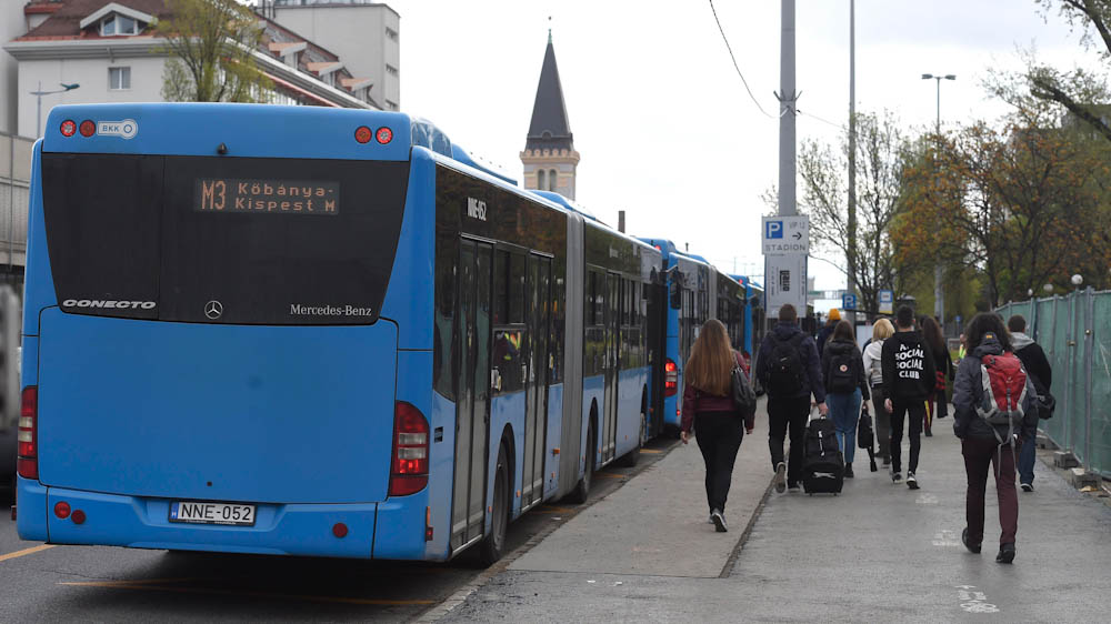 Pályahiba miatt újból pótlóbuszok járnak a hármas metró vonalának egy részén
