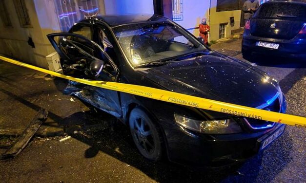 Nem állt meg a STOP-táblánál, oldalára pördült, majd villanyoszlopnak ütközött egy autós Újpesten – helyszíni fotók
