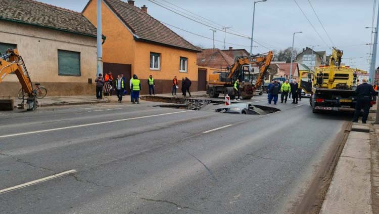 Sokkoló: beszakadt az út és elnyelt egy autót – hiába kiabáltak a BMW sofőrjének, már nem tudta kikerülni a semmiből elé kerülő hatalmas gödröt