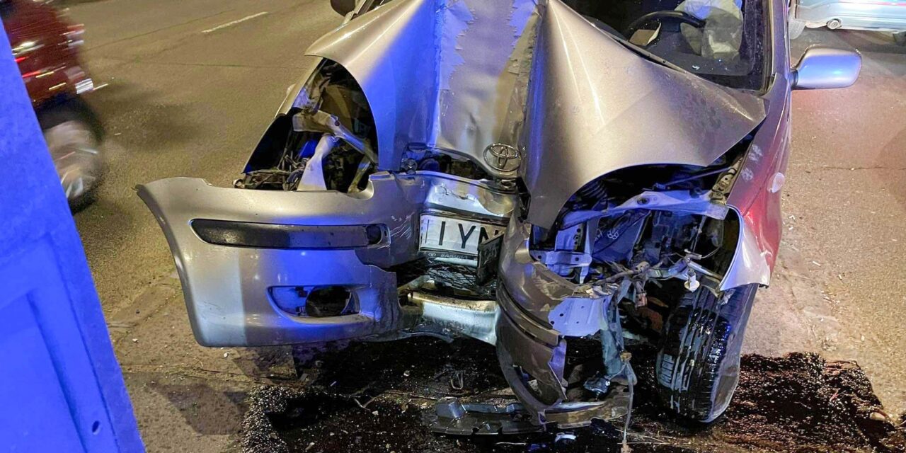 Csak a szerencsén múlt, hogy nem történt tömegbaleset – telibe trafálta a villanyoszlopot egy Toyota Yaris a Szentendrei úton