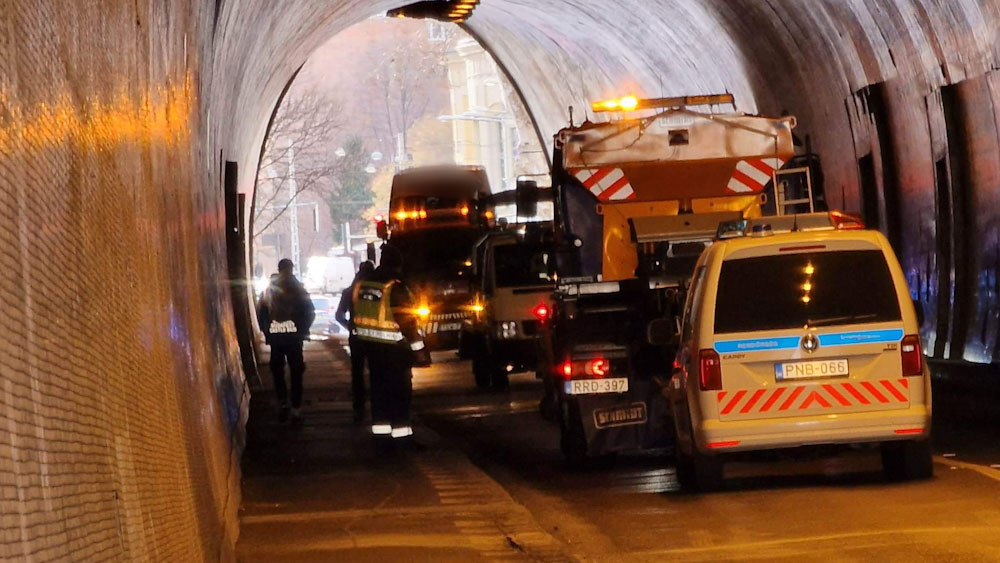 Durva tömegkarambol volt a budai Vár alatt, hárman megsérültek az ütközésben