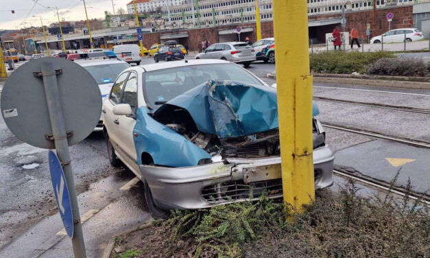 Balesetet okozott, majd cserbenhagyta az oszlopnak ütköző autóst egy sofőr az Alkotás úton