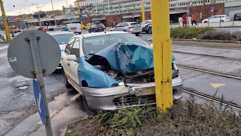 Balesetet okozott, majd cserbenhagyta az oszlopnak ütköző autóst egy sofőr az Alkotás úton