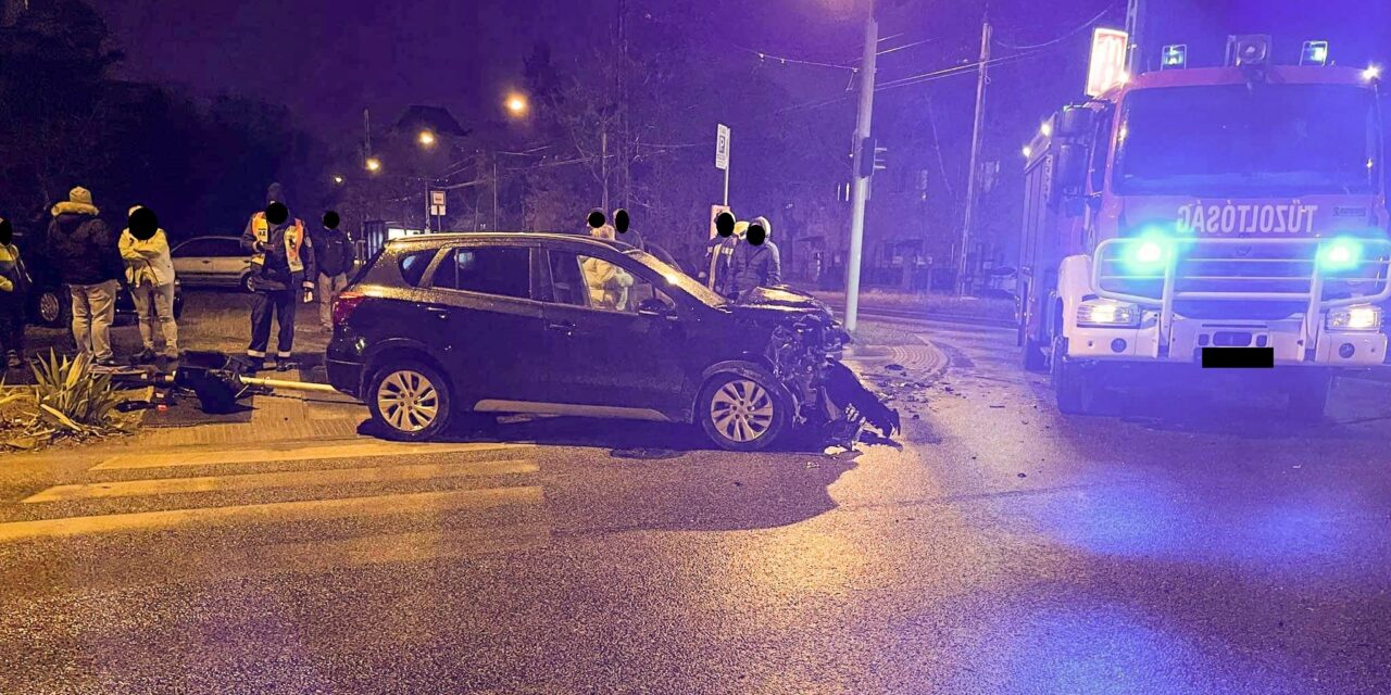 Kidöntött jelzőlámpa, letarolt kerítés: hatalmas káoszt hagyott maga után az egymásba csapódó Suzuki és BMW – Fotók a helyszínről!