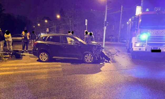 Kidöntött jelzőlámpa, letarolt kerítés: hatalmas káoszt hagyott maga után az egymásba csapódó Suzuki és BMW – Fotók a helyszínről!