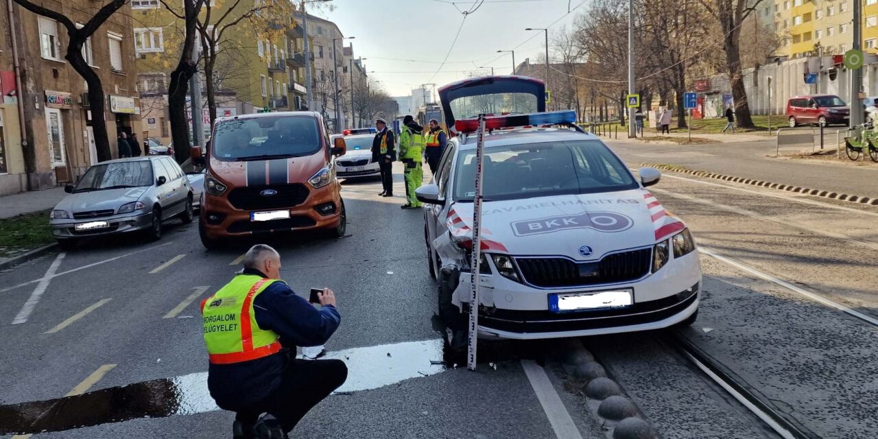 Nem figyelt eléggé a Ford sofőrje, a BKK zavarelhárító Skodája bánta – baleset a 11. kerületben