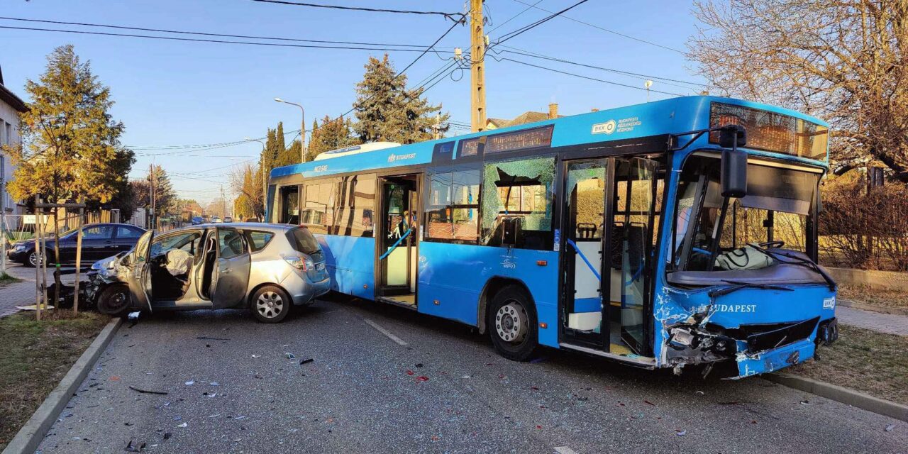A fék helyett a gázra lépett az Opel sofőrje, nagy erővel ütközött a 158-as busszal a 22. kerületben