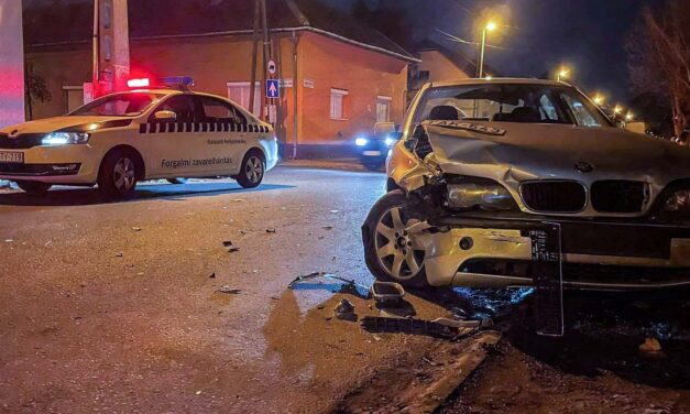 Nem adott elsőbbséget a BMW sofőrje a 231-es busznak, elkerülhetetlen volt az ütközés