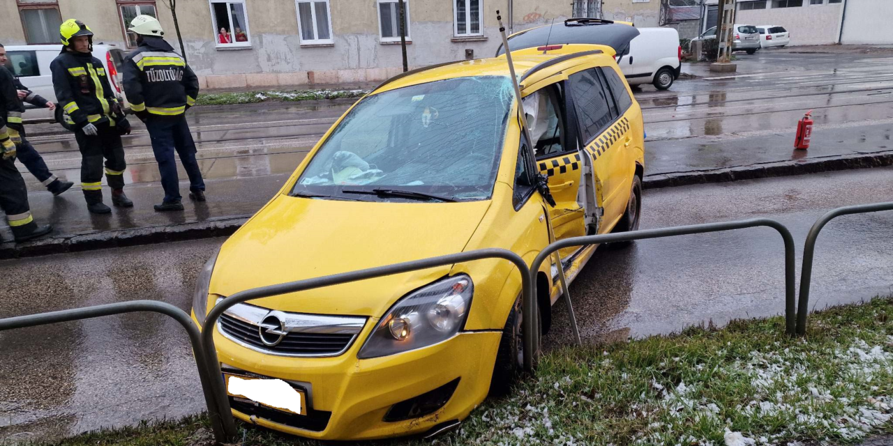 Nem vette észre a gyorsjáratot a kispesti taxis, hatalmas ütközés lett a vége