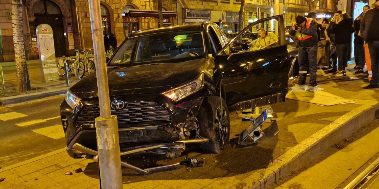 Akciófilmbe illő baleset a körúton – az ütközés után a villamosmegállóban kötött ki a terepjáró. Óriási szerencséjük volt a várakozó utasoknak