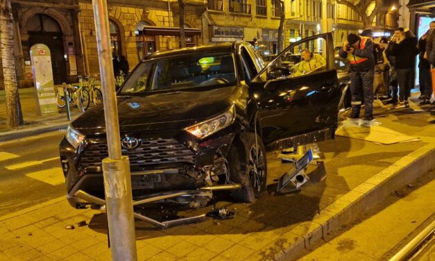 Akciófilmbe illő baleset a körúton – az ütközés után a villamosmegállóban kötött ki a terepjáró. Óriási szerencséjük volt a várakozó utasoknak