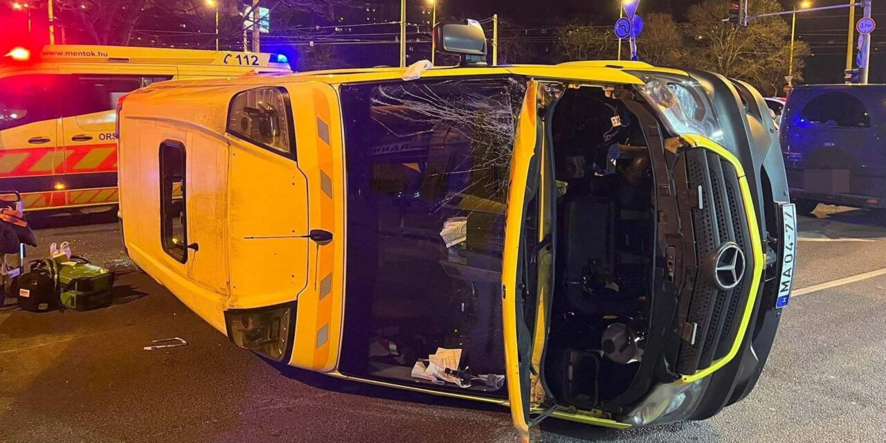 Hatalmas csattanás a 12. kerületben – akkora volt az ütközés ereje, hogy az oldalára borult a mentőautó
