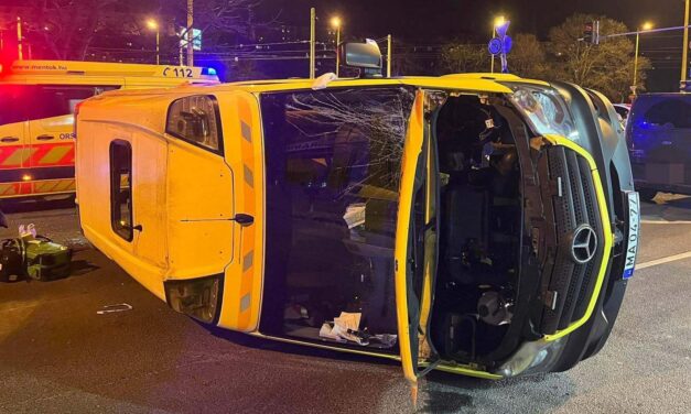 Hatalmas csattanás a 12. kerületben – akkora volt az ütközés ereje, hogy az oldalára borult a mentőautó