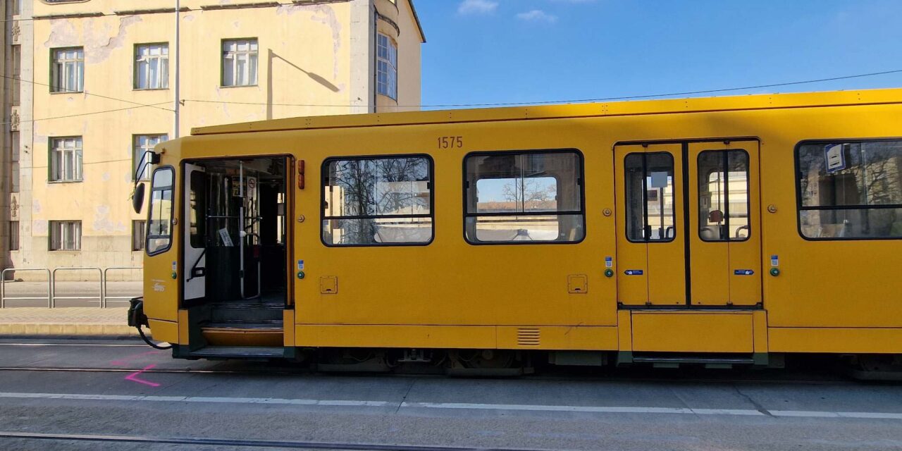 Tragédia! Idős férfi lépett a villamos elé, sokkot kapott a szerelvényt vezető hölgy