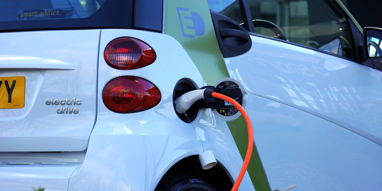 1,67 milliárd forintot kapnak a tankerületek, de nem költhetik akármire: csak elektromos autókat vásárolhatnak a pénzből