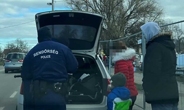 Elkeveredett a szülei mellől a vásárban a 4 éves kisfiú, az egyik árus figyelt fel a zokogó gyermekre