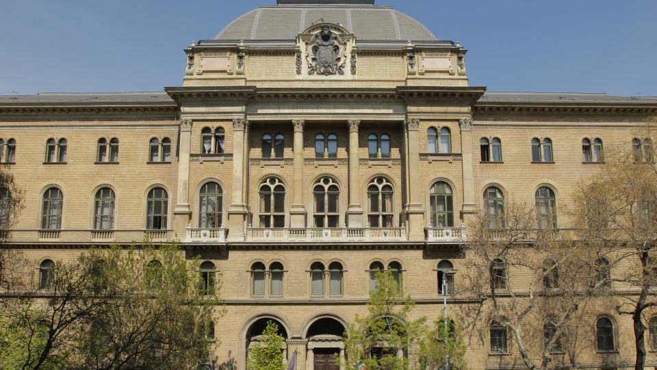 11 éves kislányt molesztálhatott egy Pest megyei tanár – még mindig tanít az 58 éves K. László
