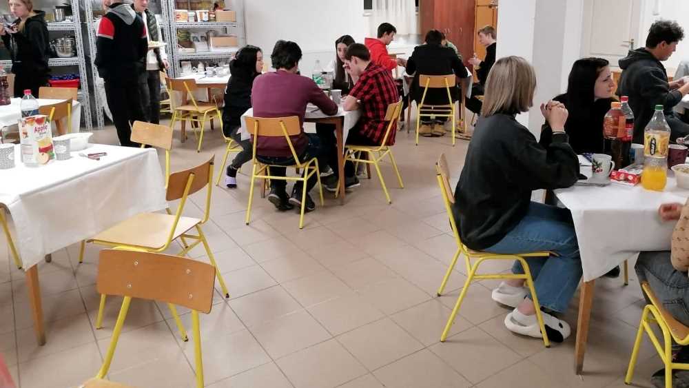 Keveselték a pénzt, emiatt nincs takarító a gödöllői iskolában – Három hónapja a diákok és a tanárok takarítanak