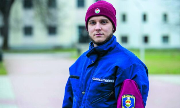 „Sosem fogom elfelejteni, ahogy ott állt imbolyogva, kezében a felmosómoppal, miközben mögötte a konyha lángolt” – vészhelyzetben mentette ki idős szomszédját egy rendőr Újbudán