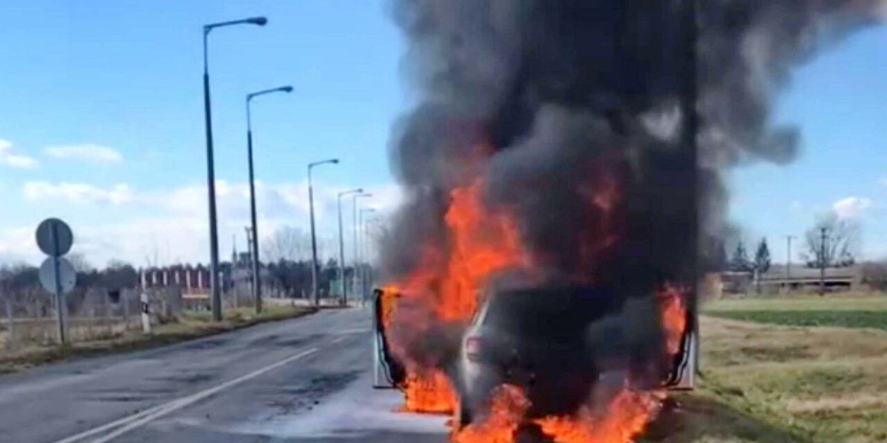 Másodpercek alatt történt meg a baj – porrá égett a Mercedes egy benzinkút közelében, időben elhagyta az autót a három fős család