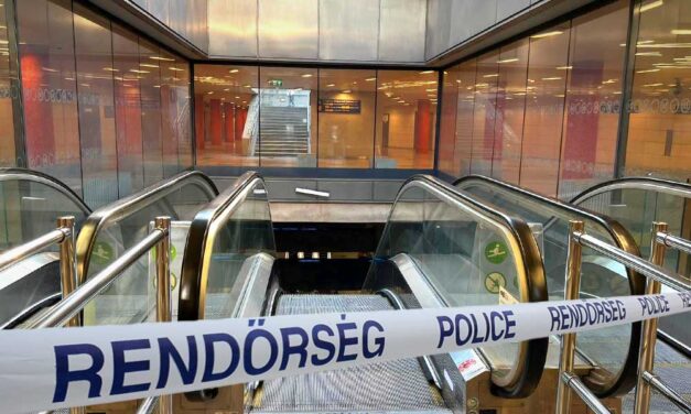 Tragédia a metróállomáson: Berántotta a mozgólépcső a férfi ruháit, nem tudták megmenteni az életét a Rákóczi térnél