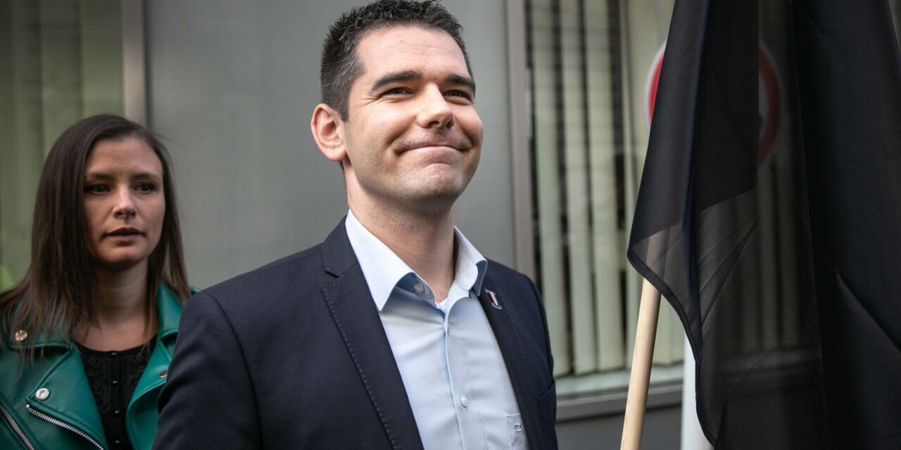  „A homoszexualitás olyan, mint a drogozás” – Novák Előd és a Mi Hazánk betiltaná, hogy valaki meleg legyen 18 éves kor alatt