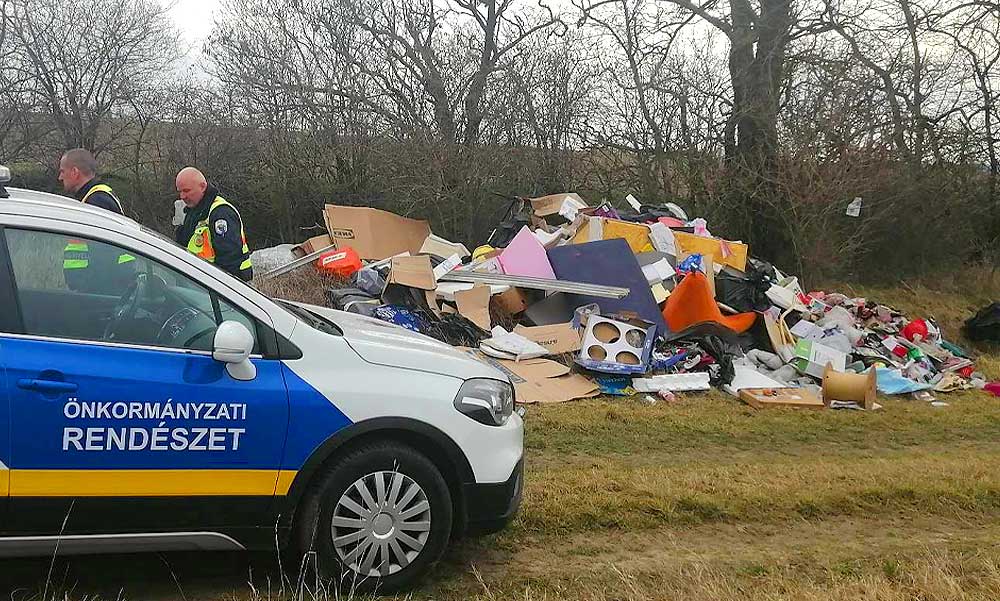 Elkapták a pofátlan illegális szemétlerakót – A pátyi rendészek ötletes módon bukkantak a nyomára, ők is meglepődtek, hogy kinek a segítségével került az erdő szélére a hulladék