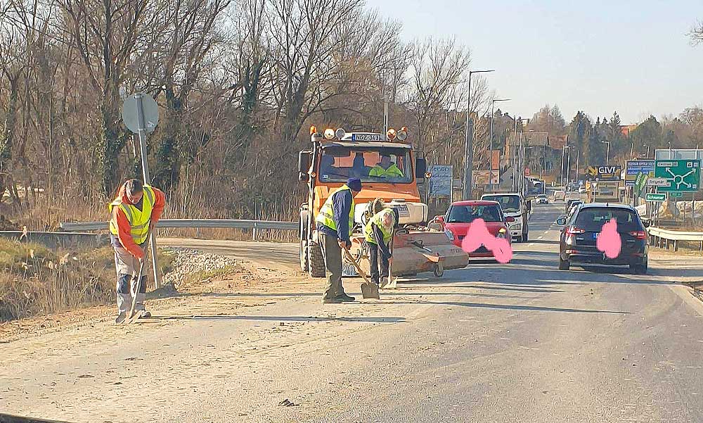 Életveszélyes út Solymáron: hetek óta koszban-mocsokban kénytelenek autózni a helyiek, egy építési vállalkozó képtelen úrrá lenni a sáron