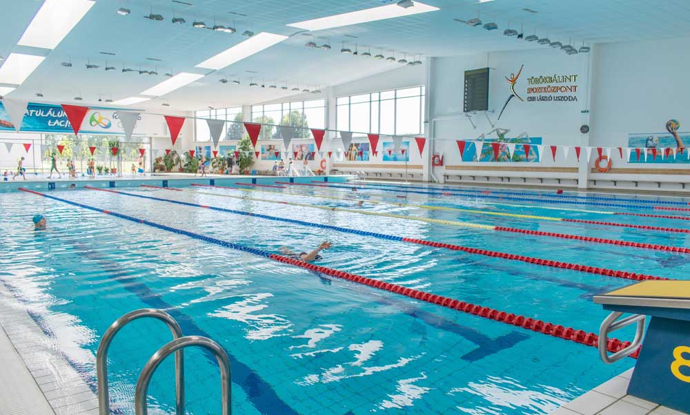 Rosszul lett és meghalt egy ember a törökbálinti uszodában, a mentők sokáig küzdöttek az életéért